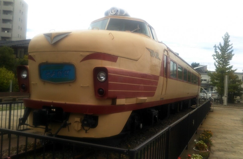 ボンネット型車両