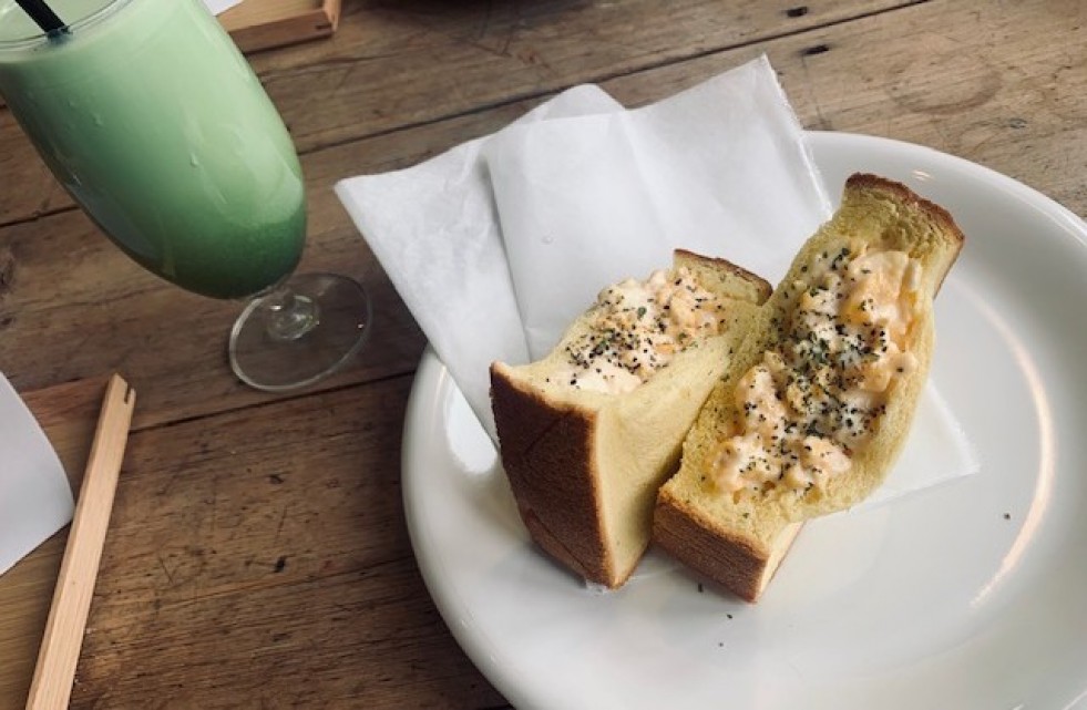 スクランブルエッグトースト＆抹茶オレ