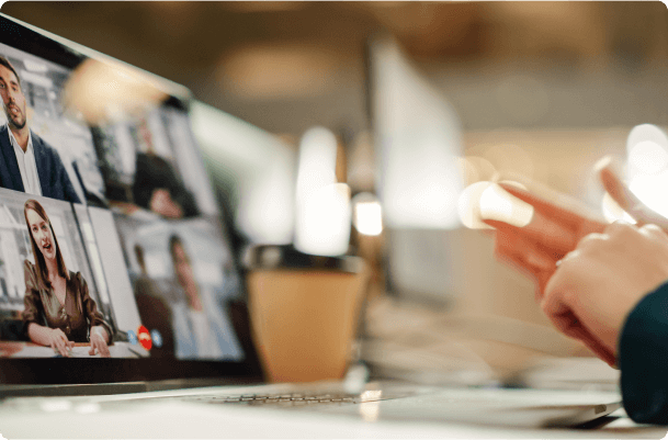 イメージ：高速インターネット通信を利用しオンラインで会話をする様子