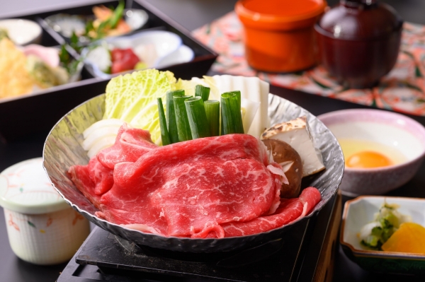 松花堂御膳と松阪牛すきやき鍋　3,900円 （本体価格 3,545円）